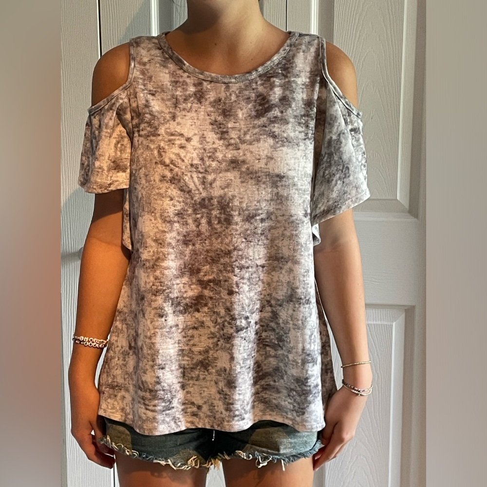 Lazy Sundays Grey and White Cold Shoulder Top Size Small